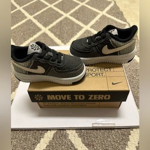 Toddler Boys Black and Gray Nike Air Force 1 Sneakers